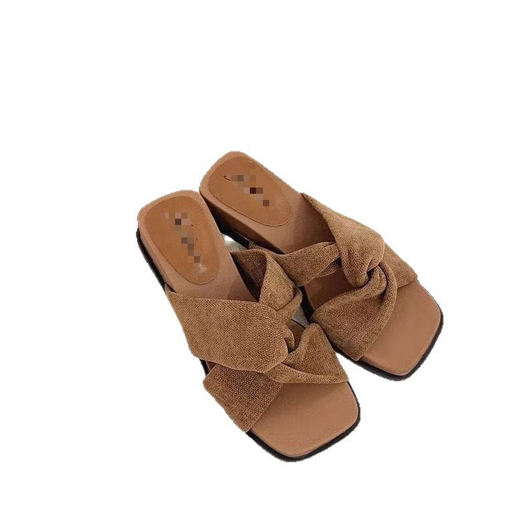 Zapatillas de tacón grueso de estilo francés 2026 nuevas zapatillas de vacaciones con falda frente al mar
