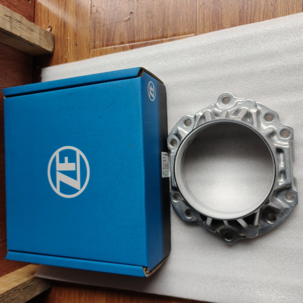 Suitable for Dongfeng and Sinotruk vehicles; ZF transmission cylinder end cover/rear cover for the second shaft, part number 1325.331.006