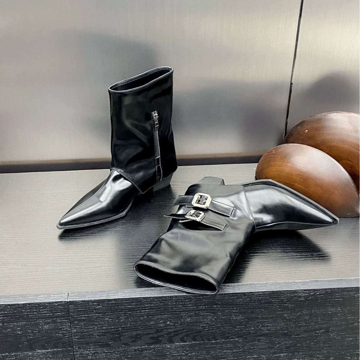 Низкие челси-ботинки (Martens), заостренный носок, пряжки и боковая молния, женские