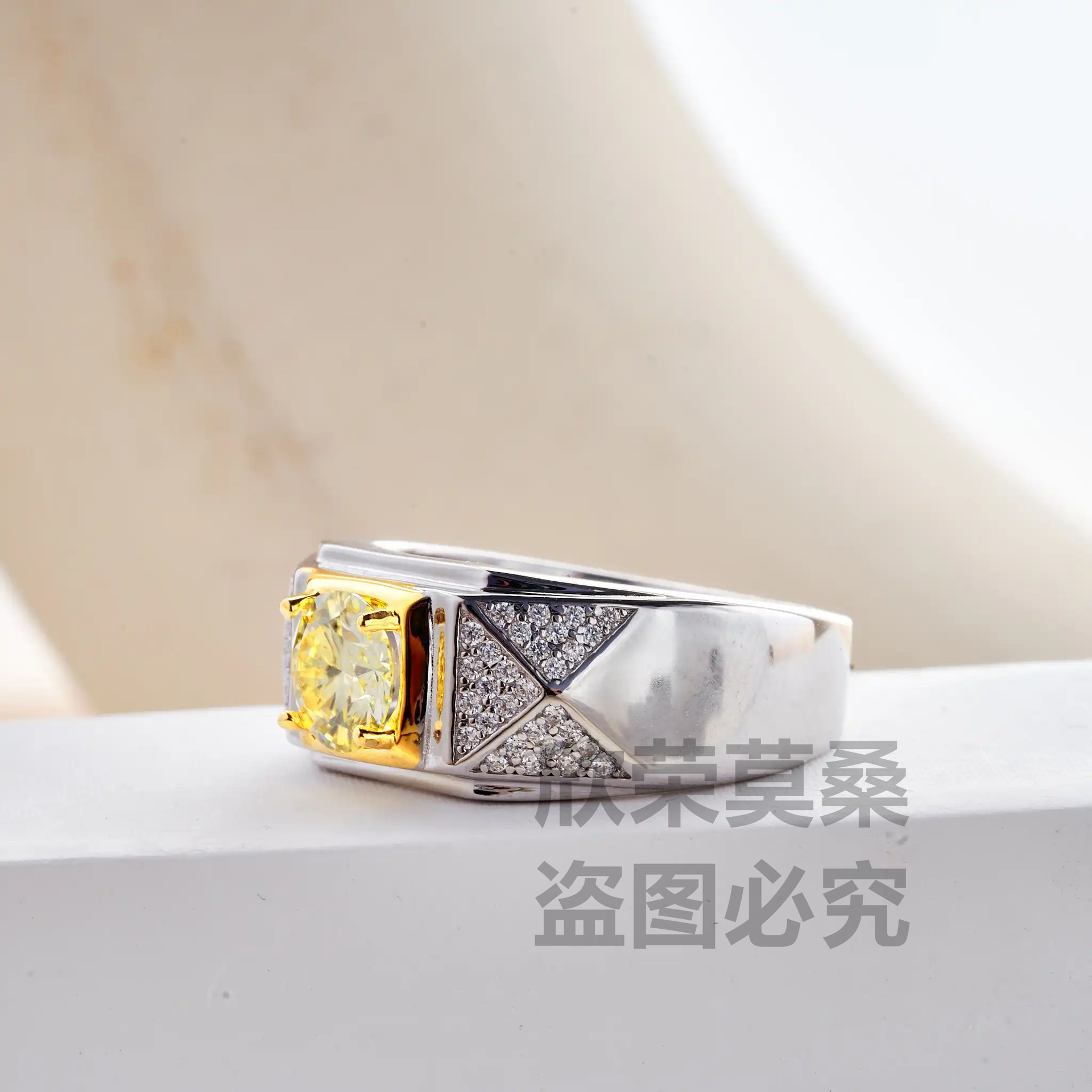 Atmosfera de negocios de oro de dos colores de ancho estilo de piedra de moissanita masculina brillante con certificado de diamante GRA a través de la penetración lateral transfronteriza