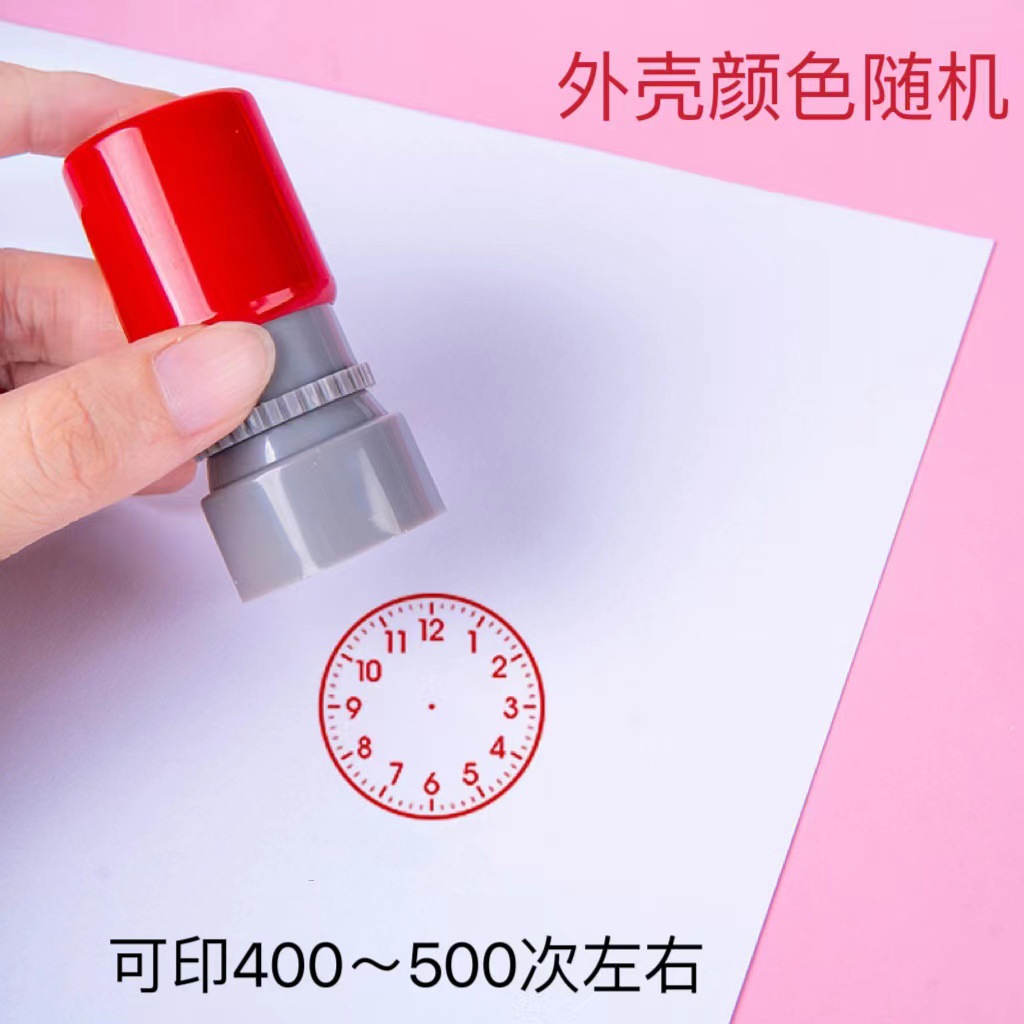 Los estudiantes de primaria de primer y segundo grado enseñan modelos de relojes, relojes de tres agujas, relojes de enlace, herramientas de aprendizaje, comprensión y enseñanza del tiempo.