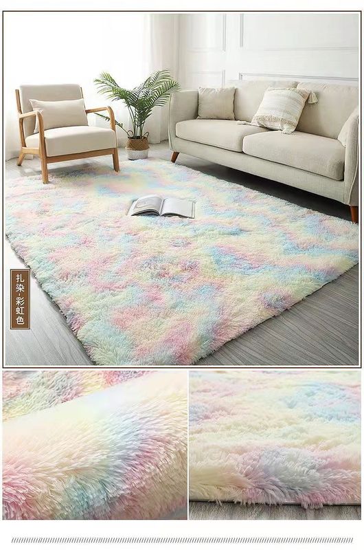 シンプルで厚いじゅうたんの寝室のベッドの上でかわいい少女の部屋はソファーのお茶のいくつかの客間の窓の毛布のマットを敷きます。|undefined