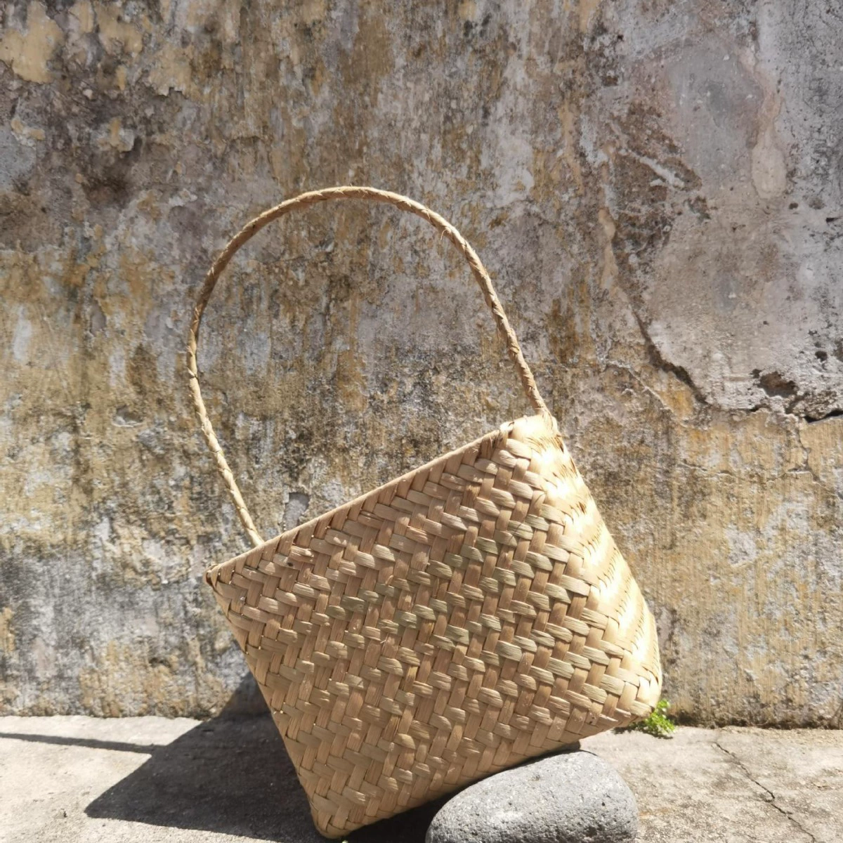 Handmade Seaweed Woven Basket (Golden grass craft) with Straw Handle — Natural Gift & Storage, 18×18×32 cm