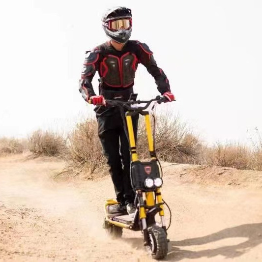 2025 Kaabo Wolf King GTPRO50A controlador, potencia de 8000 vatios modelo de vehículo eléctrico de cristal de película delgada