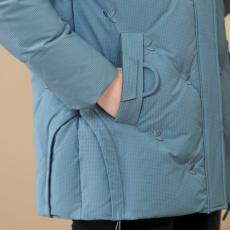 Пуховик Winter velvet для мамы с капюшоном, утиный пух, западный стиль, с вышивкой, приталенный, для среднего возраста