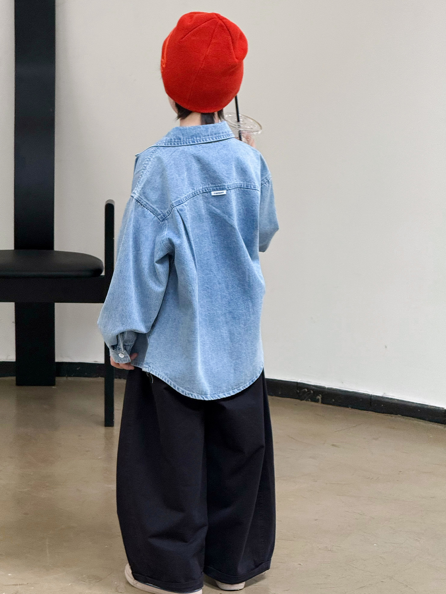 Ropa de niños camisa de vaqueros primavera 2026 primavera nueva versión coreana de niños de tamaño medio y grande chaqueta casual al por mayor