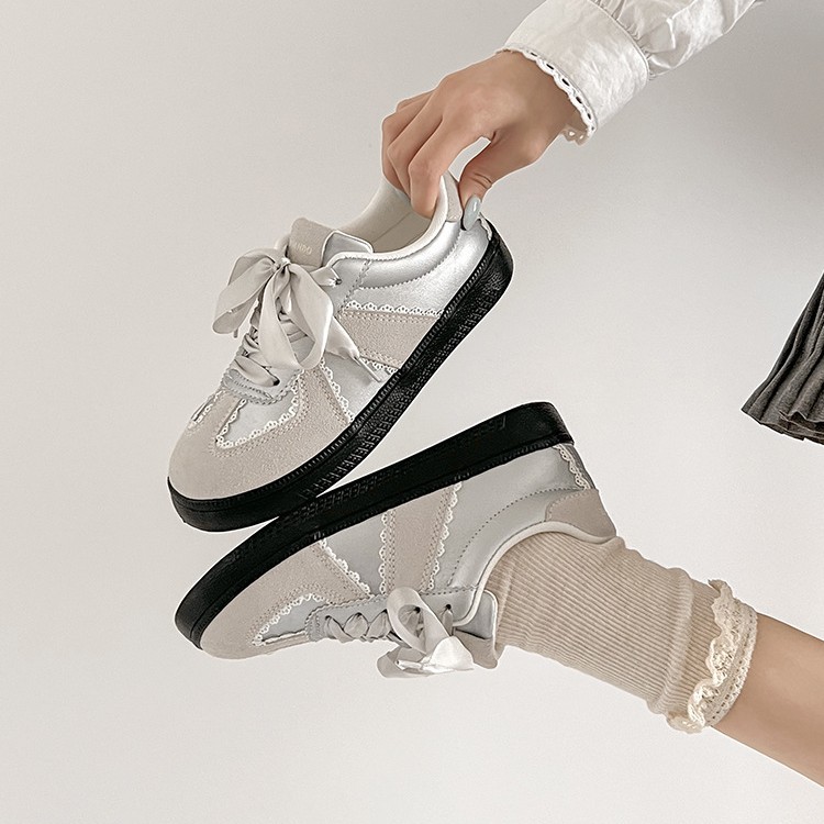 2025 nuevo estilo de ballet de primavera y verano con falda, zapatillas de deporte plateadas de nicho, zapatos de entrenamiento alemán de encaje de punta redonda y plana casual para mujer