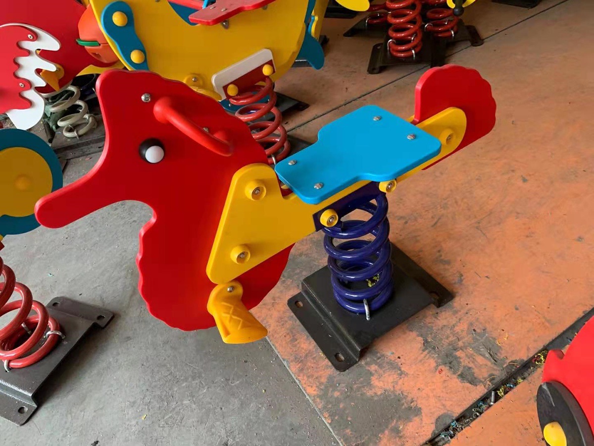 Caballo de Troya al aire libre caballo mecedora para niños individuales y dobles primavera de dibujos animados sacudiendo Yaole instalaciones de entretenimiento Balancín comunitario multifuncional