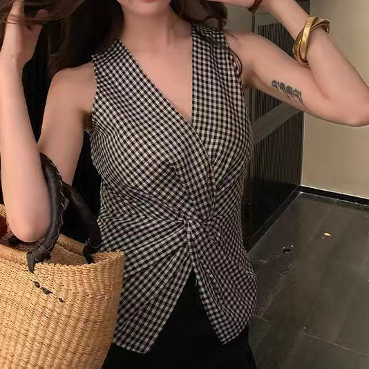In-Stock Lightweight Vintage-Style Skin-Friendly Black and White Plaid Vest for Women, Summer High-End Stylish Twisted Design Tank Top