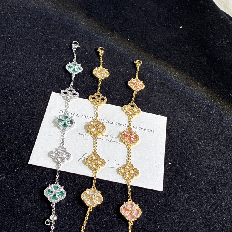 Full Diamond Clover Bracelet, Niche High-End Luxury Fashion, Versatile for Commuting, Gentle and Elegant Style, Exquisite Hand Jewelry for Women