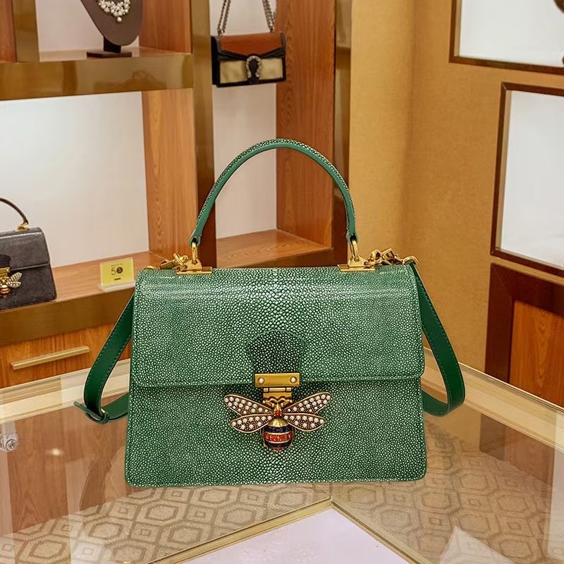 2024 Hong Kong Luz de lujo personalizado avestruz cuero bolso de las mujeres de cuero genuino abeja pequeña bolsa cuadrada portátil hombro bolsa de mensajero para las mujeres