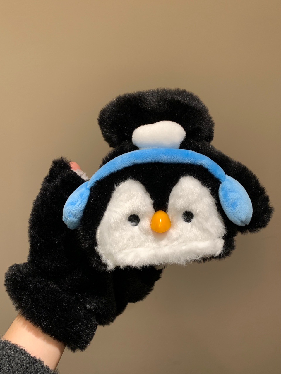 Auriculares negros pingüino guantes solapa