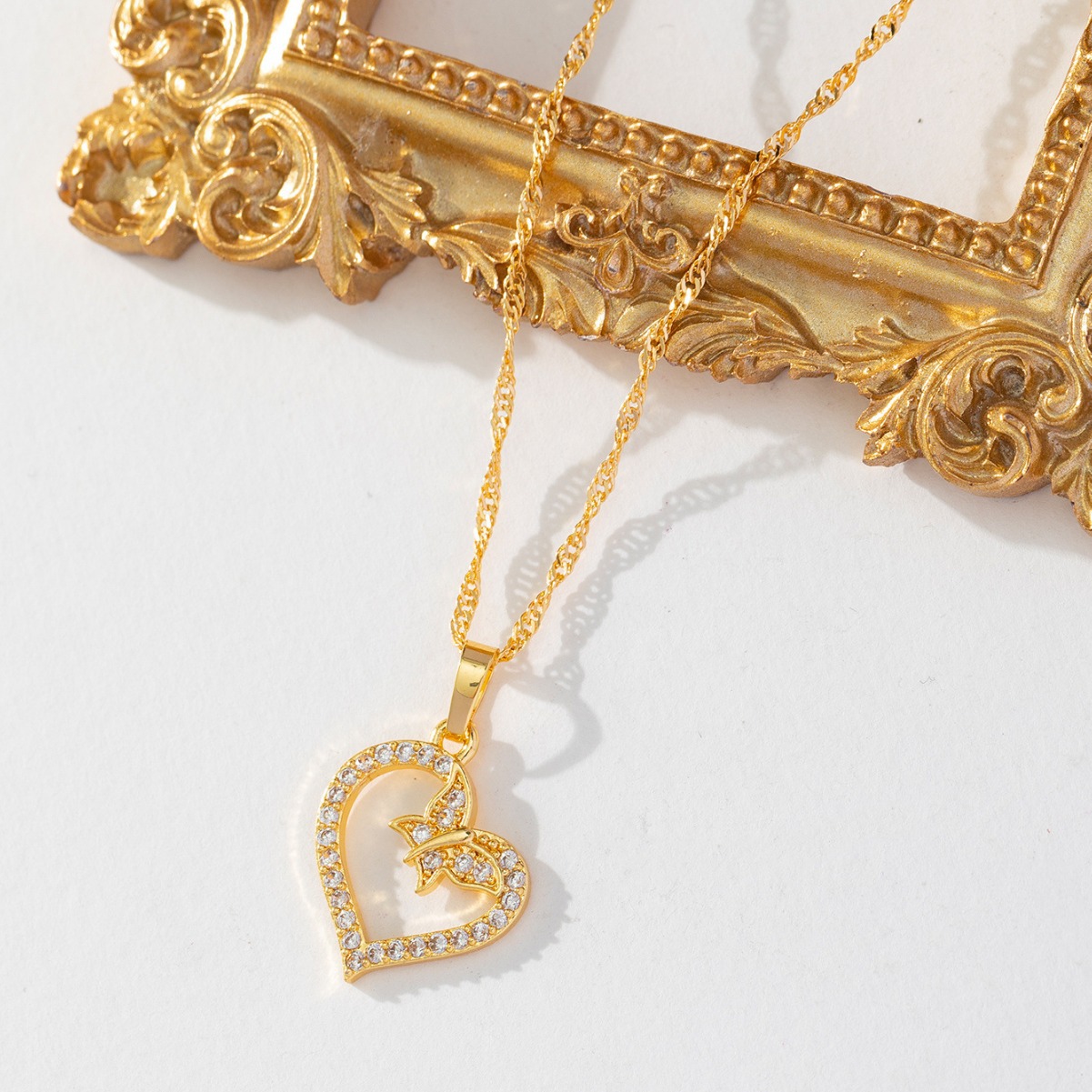 Diseño de nicho de moda transfronteriza europea y americana de alto nivel de collar de joyería de personalidad simple en el amor colgante de mariposa
