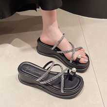 防滑2025人字拖鞋女夏外穿坡跟珍珠水钻新款凉拖夹脚法式沙滩厚底