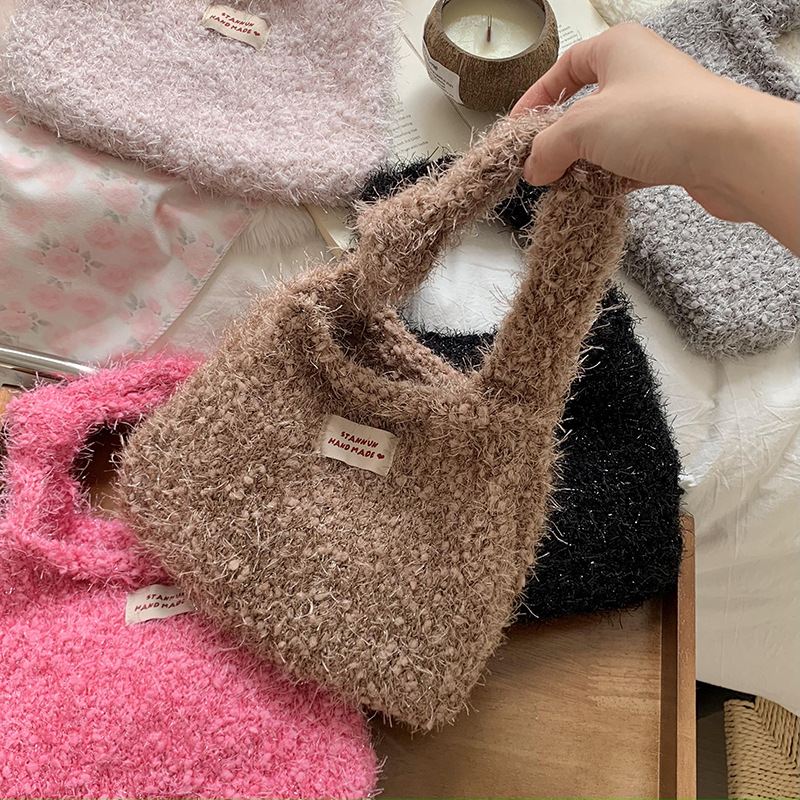 Bolso de mano de punto 2025, otoño y invierno nuevo color sólido versátil bolso de peluche suave, bolso de hombro, bolso de mano