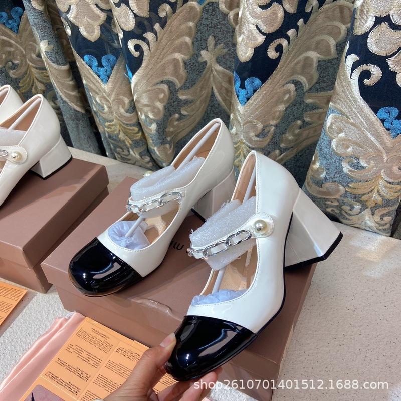 Miu Miu 2025 Spring and Summer New Pearl Chain Single-layer Shoes Retro Chunky Heel Jk Mary Jane Shoes Women's Genuine Leather Metal Chain Miu Miu 2025 Spring and Summer New Pearl Chain Single-layer Shoes Retro Chunky Heel Jk Mary Jane Shoes Women's Genuine Leather Metal Chain