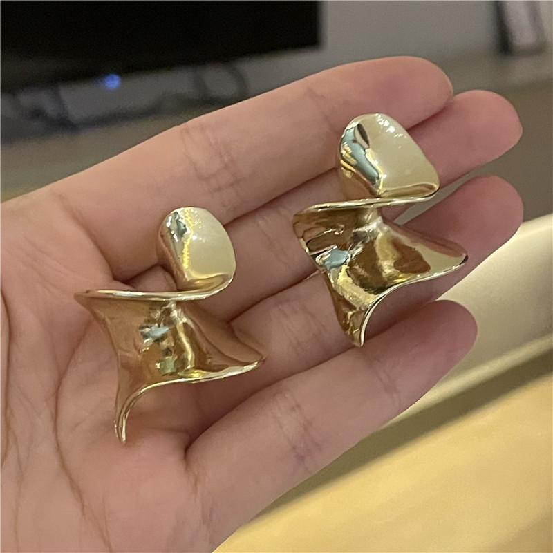 Wholesale Jewelry Three-dimensional Metal Twist Earrings Nihaojewelry display picture 6