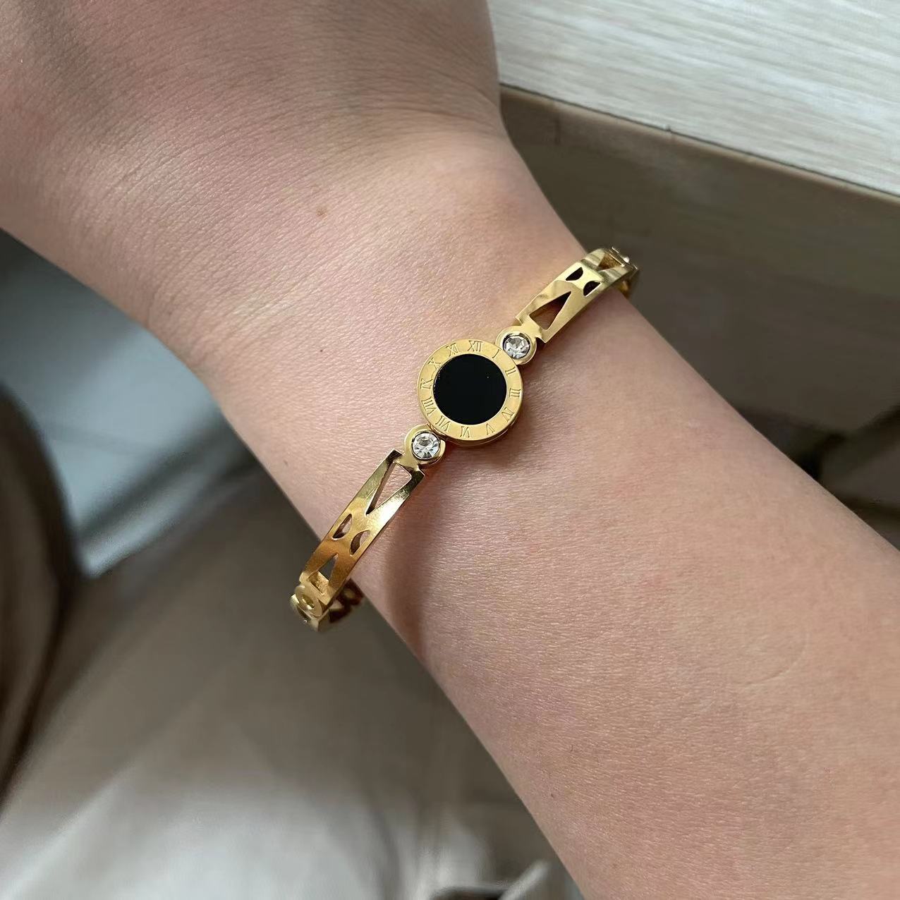 Brazalete de acero de titanio de oro rosa coreano para mujeres no se desvanece en la personalidad del nicho de diseño de moda pulsera roja en línea