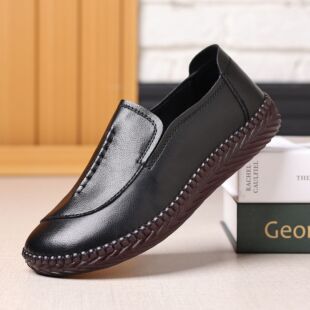 First layer leather mother shoes flat shoes comfortable one-step loafers soft bottom soft middle-aged leather shoes manufacturers