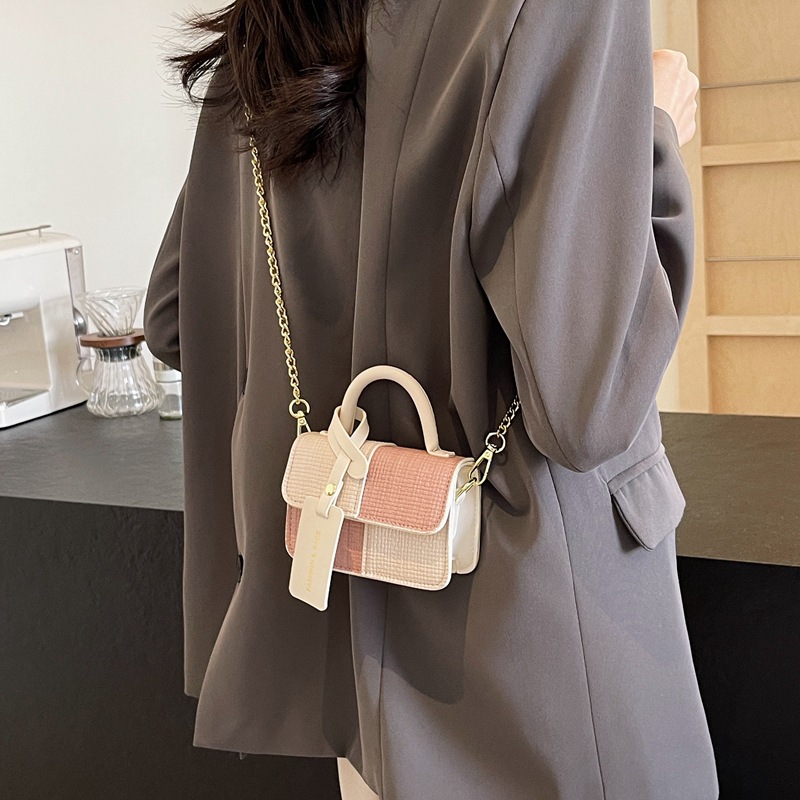 Bolso de mano coreano de contraste de color para mujeres 2024 primavera y verano nuevo bolso de moda universal bolso pequeño de nicho textura mochila