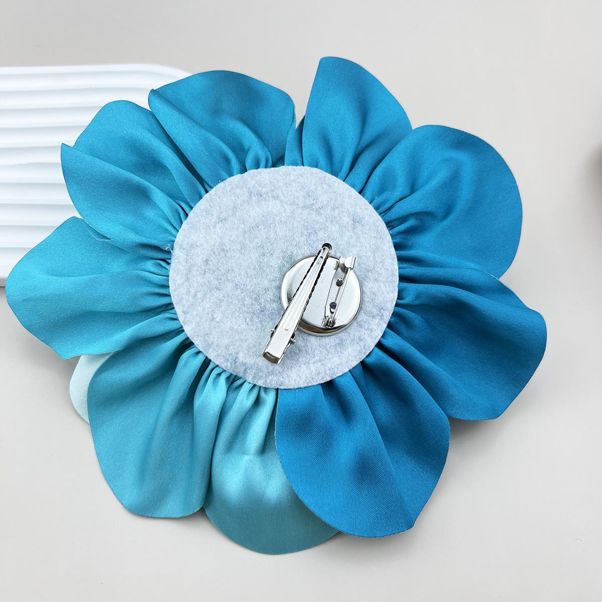 Elegante Flor Tela Mujeres Corsage display picture 6