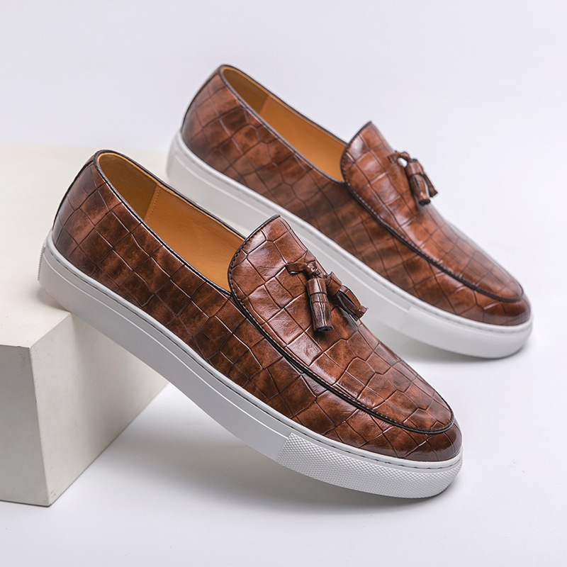 Amazon tamaño extra grande 47 zapatos de hombre mocasines de borla patrón de cocodrilo estilo británico zapatos de cuero casuales estación europea zapatos de tablero de los hombres
