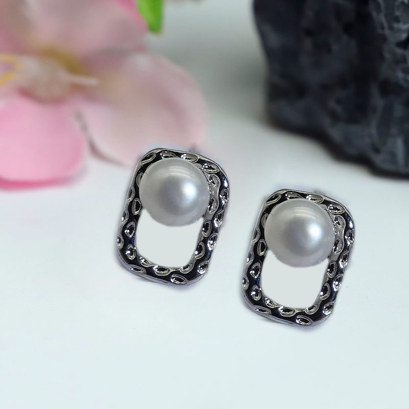 골판지 상자 진주 귀걸이 (화이트 골드 + 화이트 비즈)