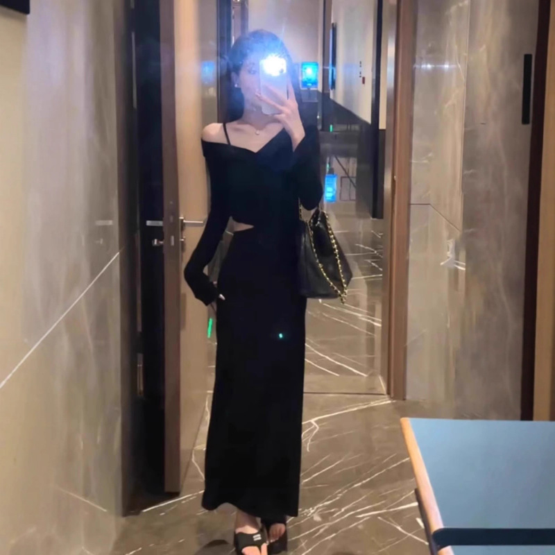French Black Off-Shoulder V-Neck Long-Sleeved Dress Autumn Dress for Small Women with Waist and Elegant Exposed Waist Bottoming Long Skirt