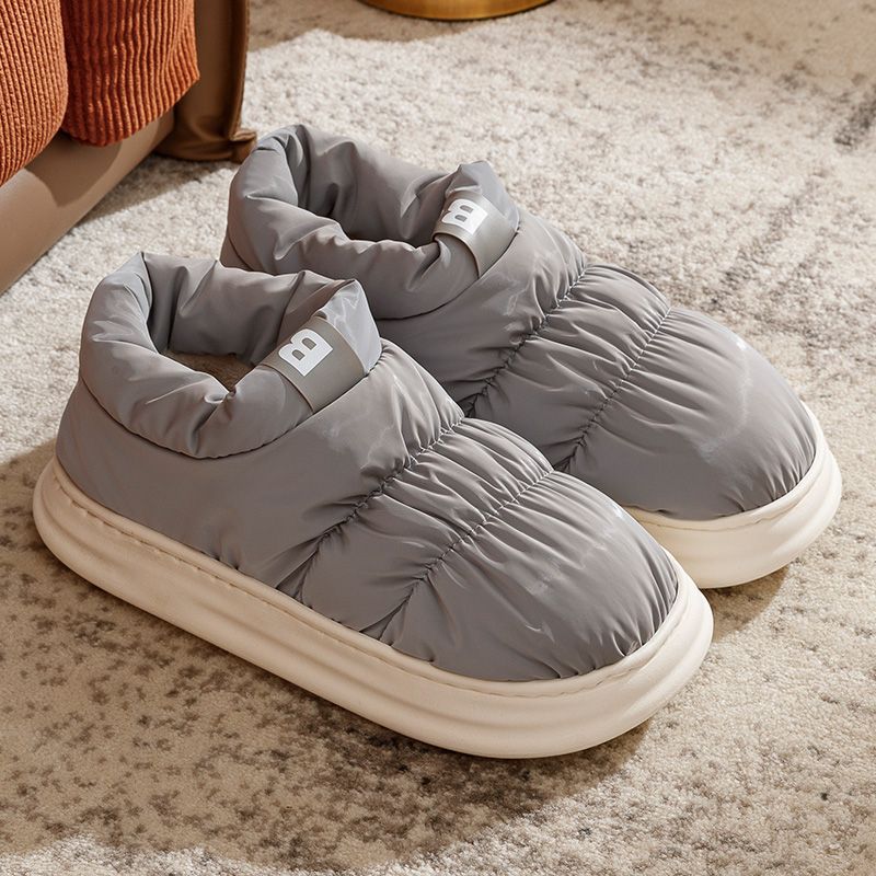 Zapatillas acolchadas de algodón para hombres, zapatos acolchados de algodón engrosados antideslizantes impermeables para el invierno, zapatillas acolchadas de algodón para el hogar de la pareja para el invierno