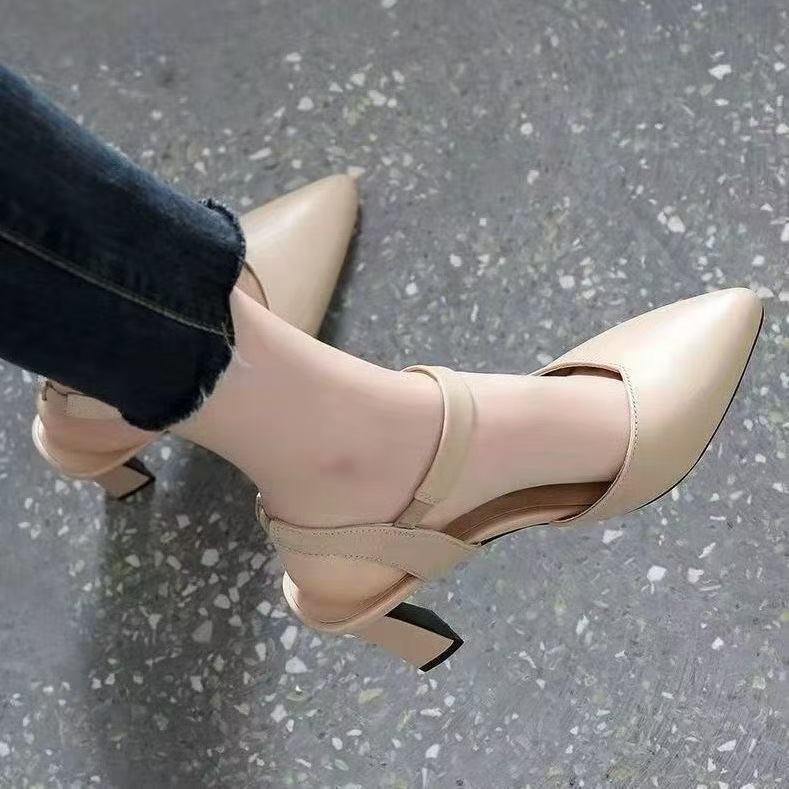 Temperamento sandalias mujer verano 2025 nuevo estilo grueso tacón medio cuero suave cinturón Baotou moda zapatos de mujer tacones altos