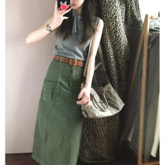 夏は上品できちんとしていて、緑のストレートジーンズのスカートセットの高級感のある女性2025の新製品を着ています