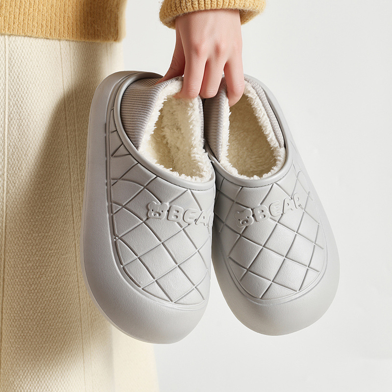Nuevas zapatillas de algodón impermeable de invierno para mujeres en el hogar bolsa de peluche antideslizante doméstica tacones zapatos de algodón de fondo grueso para hombres al por mayor invierno