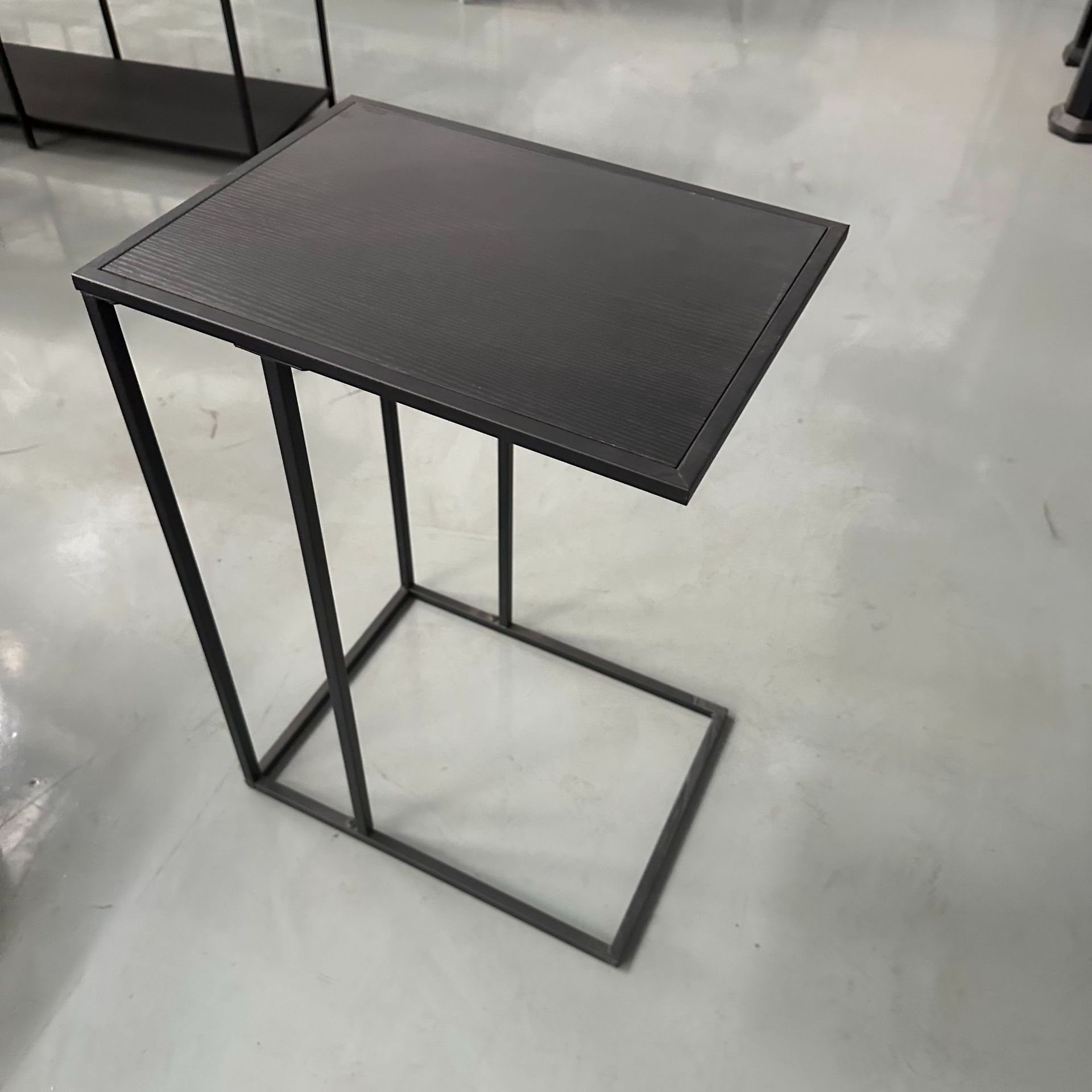 Mesa de té pequeña tipo C estructura de hierro directo de fábrica diseño simple y moderno con tablero de madera