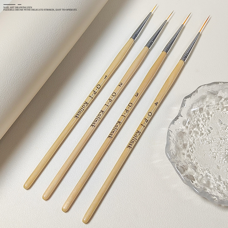 原木の竿の4本の色絵の線は花の筆のネイルブラシのセットのネイルアートの筆の色絵のペンを引きます。|undefined
