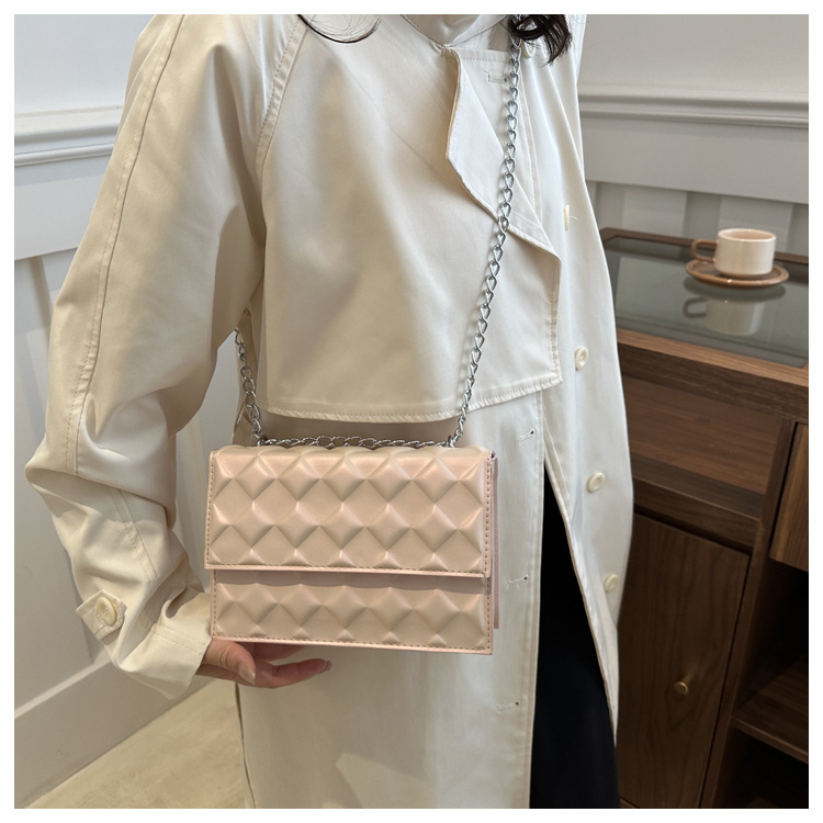 The 2024 autumn new embossed diamond-shaped single-shoulder crossbody bag with a chain design is a niche, fashionable, simple and retro small square bag undefined