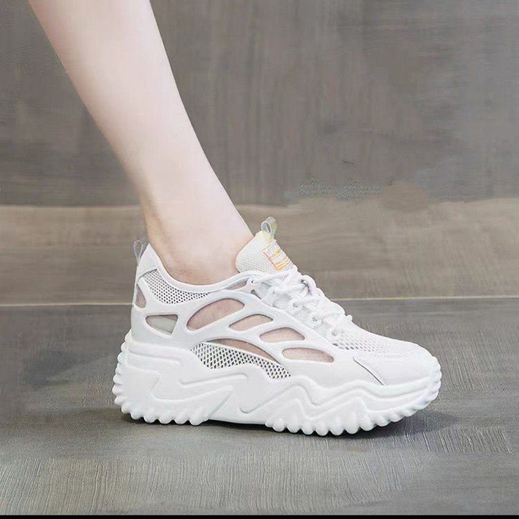 Zapatos de red de realce interior para mujer 2025 verano nuevo estilo suela gruesa malla hueca zapatos de papá de todo fósforo zapatos blancos zapatos de mujer