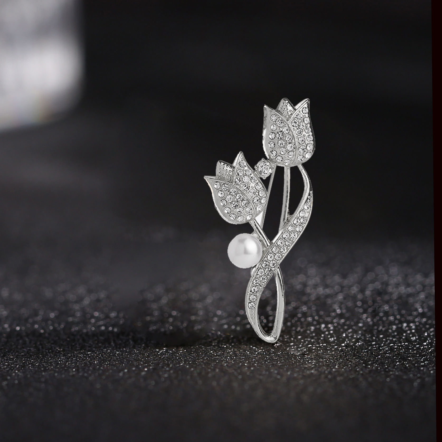 Tulpių formos perlais ir deimantais puošta sagė moterims_voghion.com