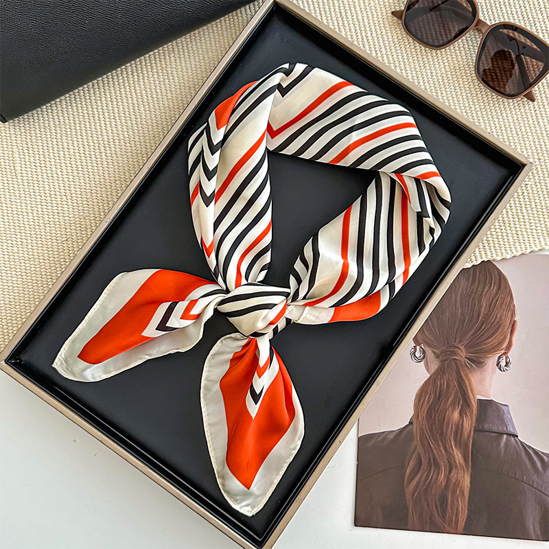 Bufanda de seda, bufanda cuadrada pequeña, sensación de alta gama, nuevo bolso de todo fósforo, pañuelo en la cabeza, cinturón para el cabello con camisa, bufanda decorativa, chal pequeño