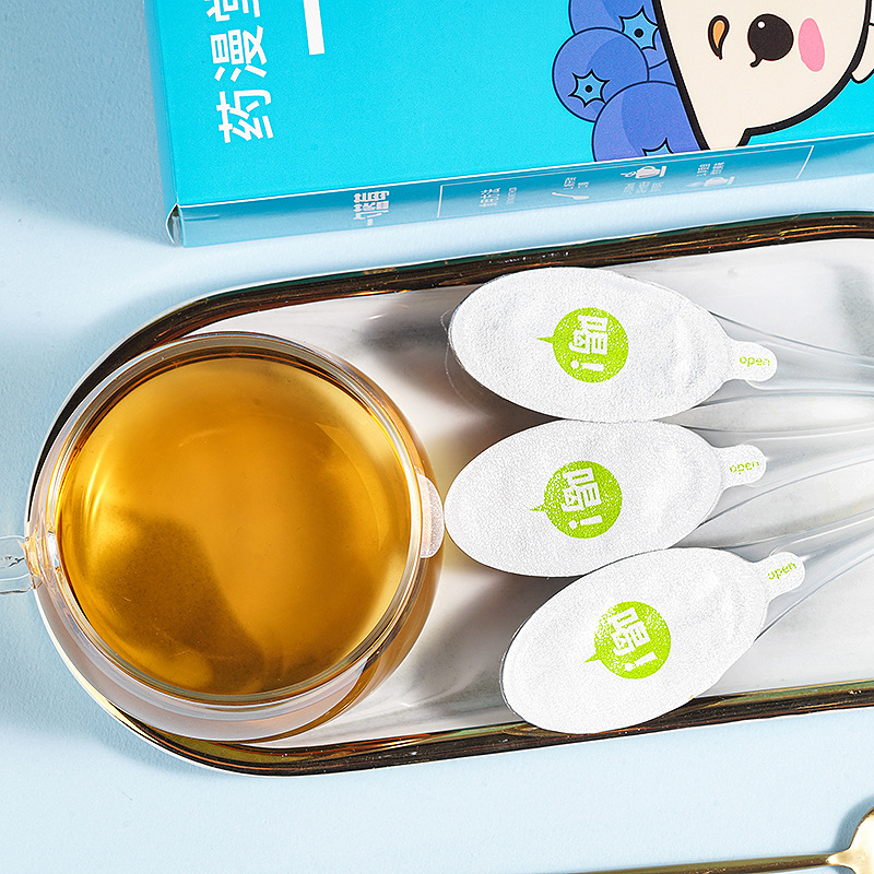 A scoop of blueberry extract, independent scoop packaging, carrot multi-fruit blueberry paste, children's instant drink paste with a spoon