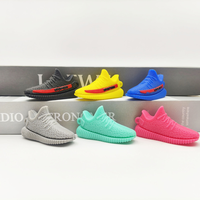 Miniature realistic shoe models, including sneakers and athletic shoes, for display, decoration, or as accessories; cartoon-style soft rubber shoes, small gifts, wholesale Miniature realistic shoe models, including sneakers and athletic shoes, for display, decoration, or as accessories; cartoon-style soft rubber shoes, small gifts, wholesale