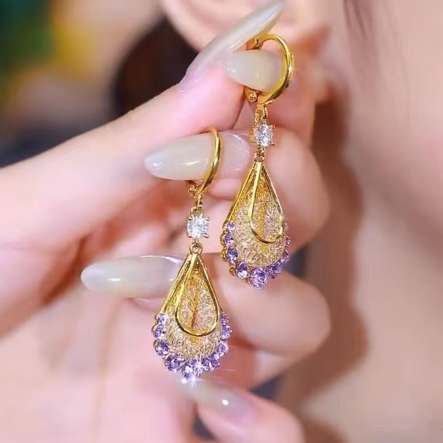 El estilo francés ultra-flash gota de agua de malla de diamante nicho de diseño ligero lujoso y sofisticado estilo versátil de alta sensación de joyas de orejas