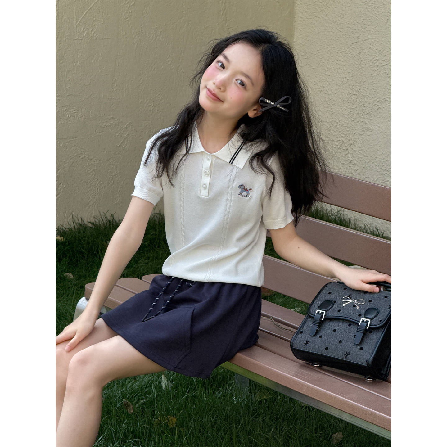 New summer style girls' preppy style short-sleeved knit sweater with polo collar, featuring a gentle and youthful pony embroidery design.