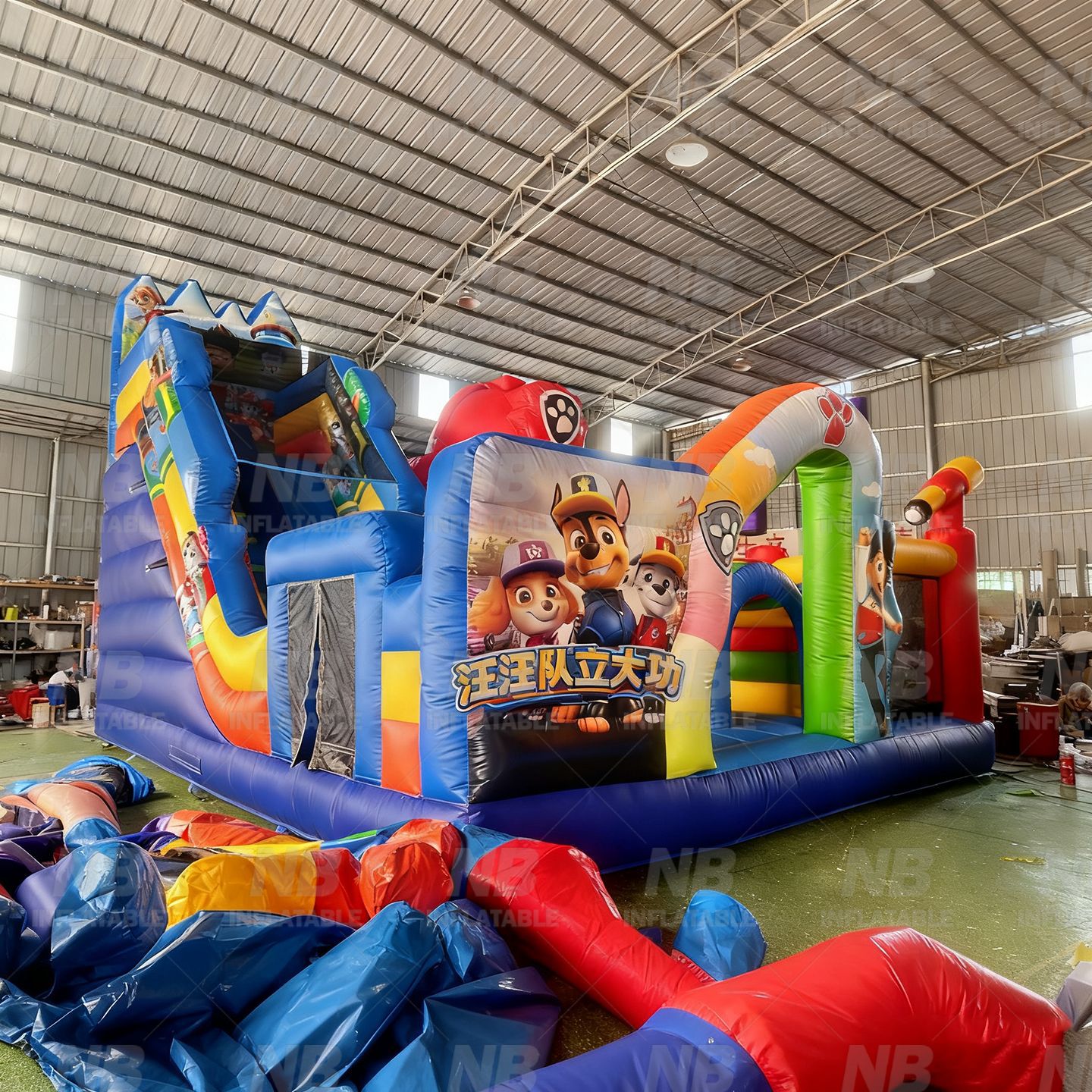 Gran trampolín comercial inflable castillo modelo de aire dibujos animados para niños entretenimiento castillo de cabina deslizante castillo traviesos
