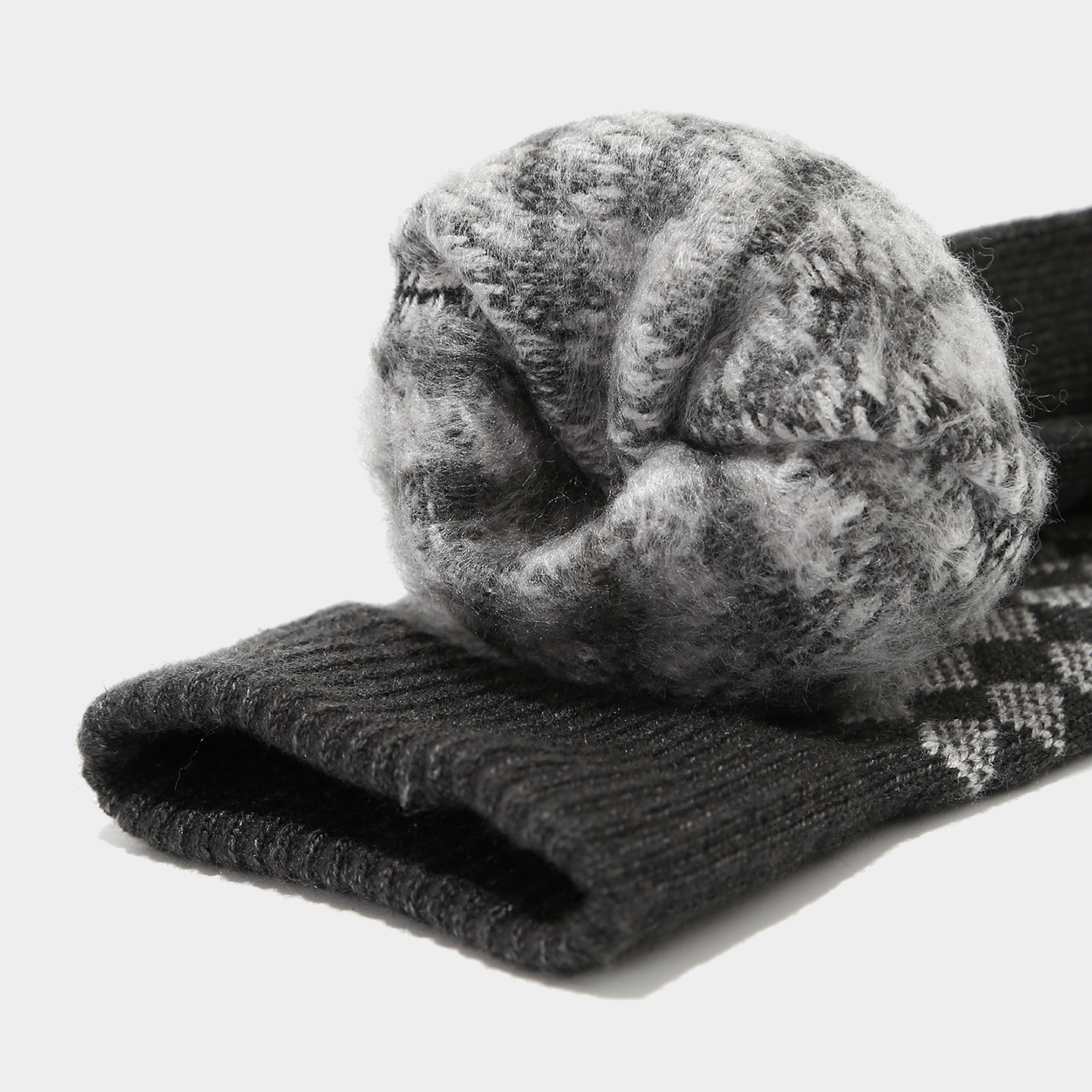 Otoño y invierno guantes de pantalla táctil caliente sombrero bufandas de tres piezas con cuadrícula de diamante antifría extranjera con set de punto caliente