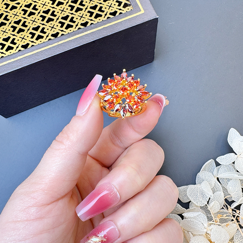 Nuevos productos lujosos ligeros ligeramente incrustados con anillo de sol amarillo super brillante anillo de sol de flores populares de nicho para mujeres