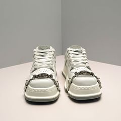 デザイン性の高いメンズ・レディースシューズ、白いスクエアトゥシューズ、スニーカー、トレンドの白い靴、メンズサマートレンドブランド、万能なスタイル、トレンディなメンズシューズ