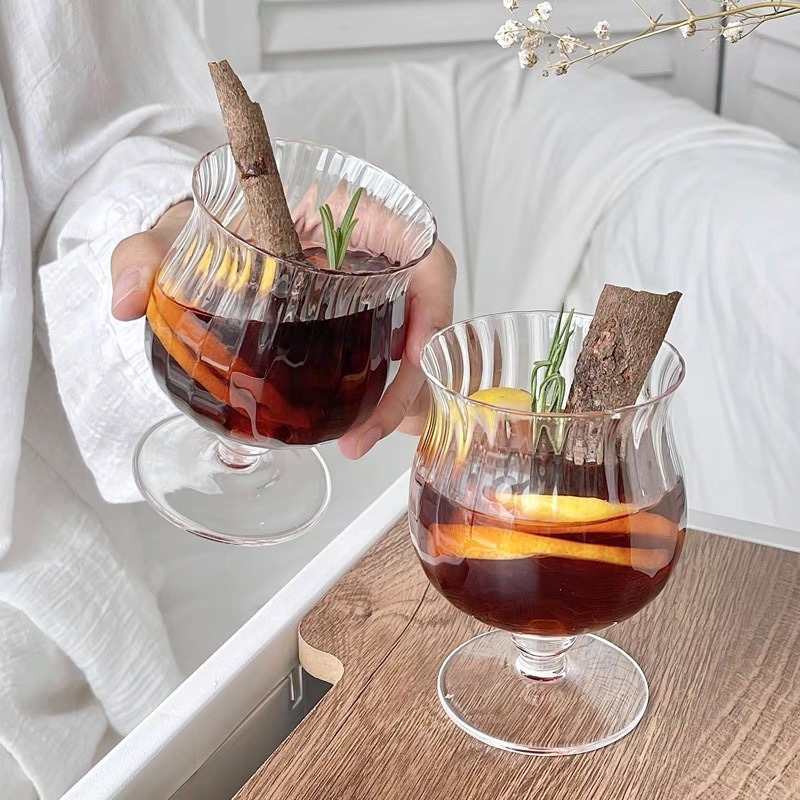 Diseño sensación de vidrio de ventana ondulado tazas de pie alto nicho francés tazas de vino caliente tazas de vino dulce tazas de vino