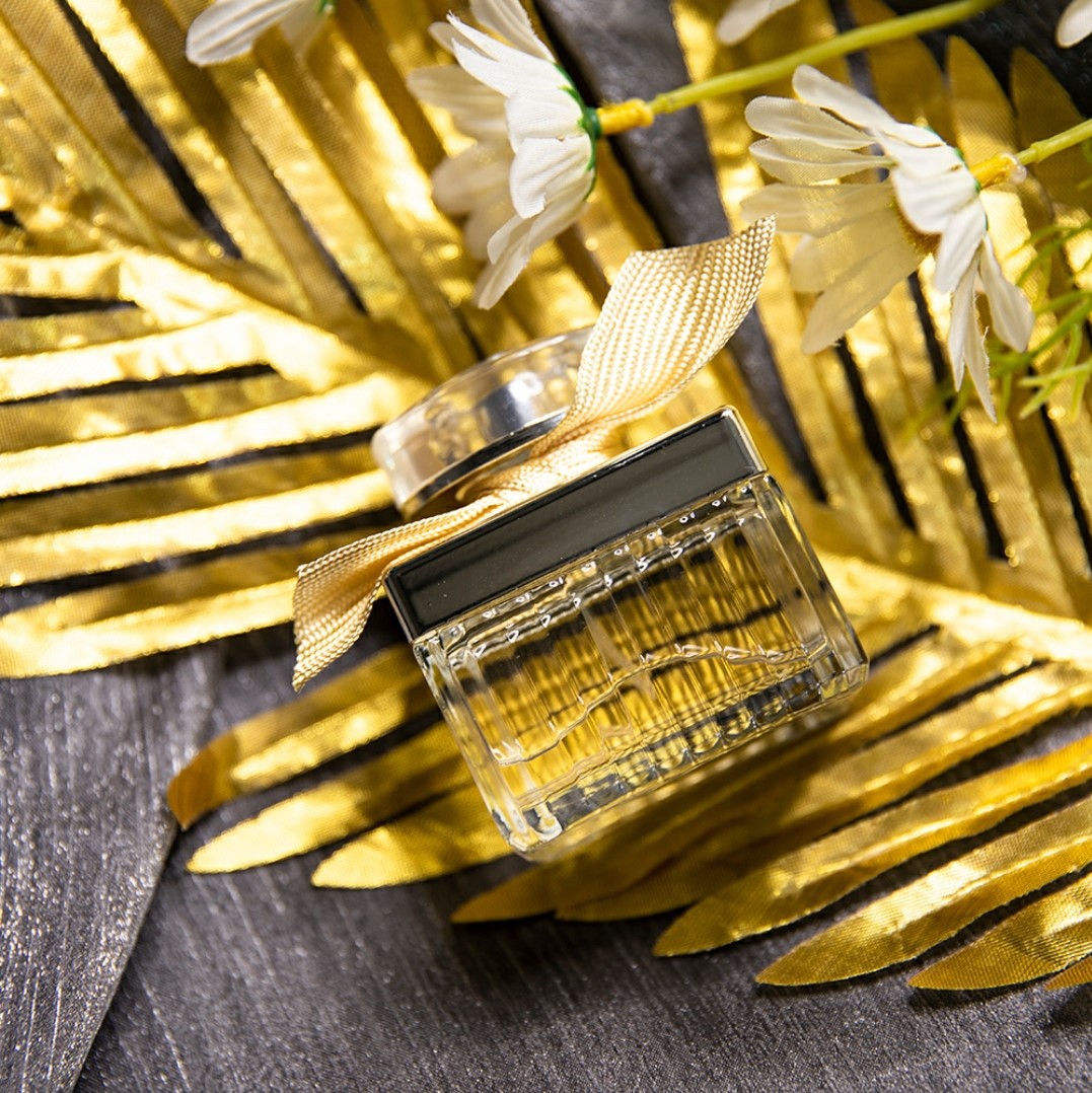 Nouvelle boutique de parfums fabriquée en Chine Parfum populaire de fleurs et de fruits dorés Petit, frais, romantique, charmant, parfumé et durable 50 ml_voghion.com