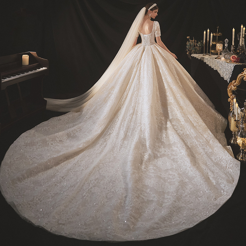 Vestido de novia estilo 2026 con cola, elegante estilo corte para novias pequeñas, textura vintage blanca, vestido de novia retro.