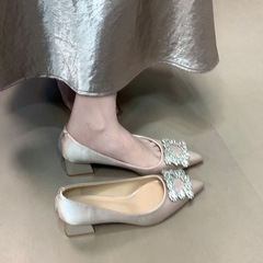 ドリルの角ボタンの太い靴の女性2025の新型のサテンの先のハイヒールの花嫁の靴の結婚の靴
